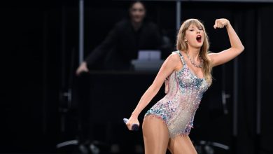 LONDON, ENGLAND - AUGUST 15: (EDITORIAL USE ONLY. NO STANDALONE PUBLICATION USE (NO SPECIAL INTEREST OR SINGLE ARTIST PUBLICATION USE; NO BOOK USE)) . Taylor Swift performs on stage during the