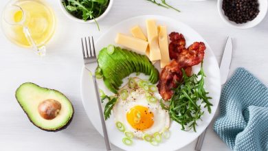 healthy keto breakfast: egg, avocado, cheese, bacon