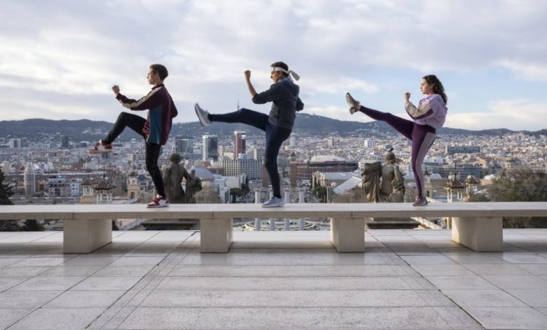 Cobra Kai. (L to R) Tanner Buchanan as Robby Keene, Ralph Macchio as Daniel LaRusso, Mary Mouser as Samantha LaRusso in Cobra Kai. Cr. Curtis Bonds Baker/Netflix © 2024